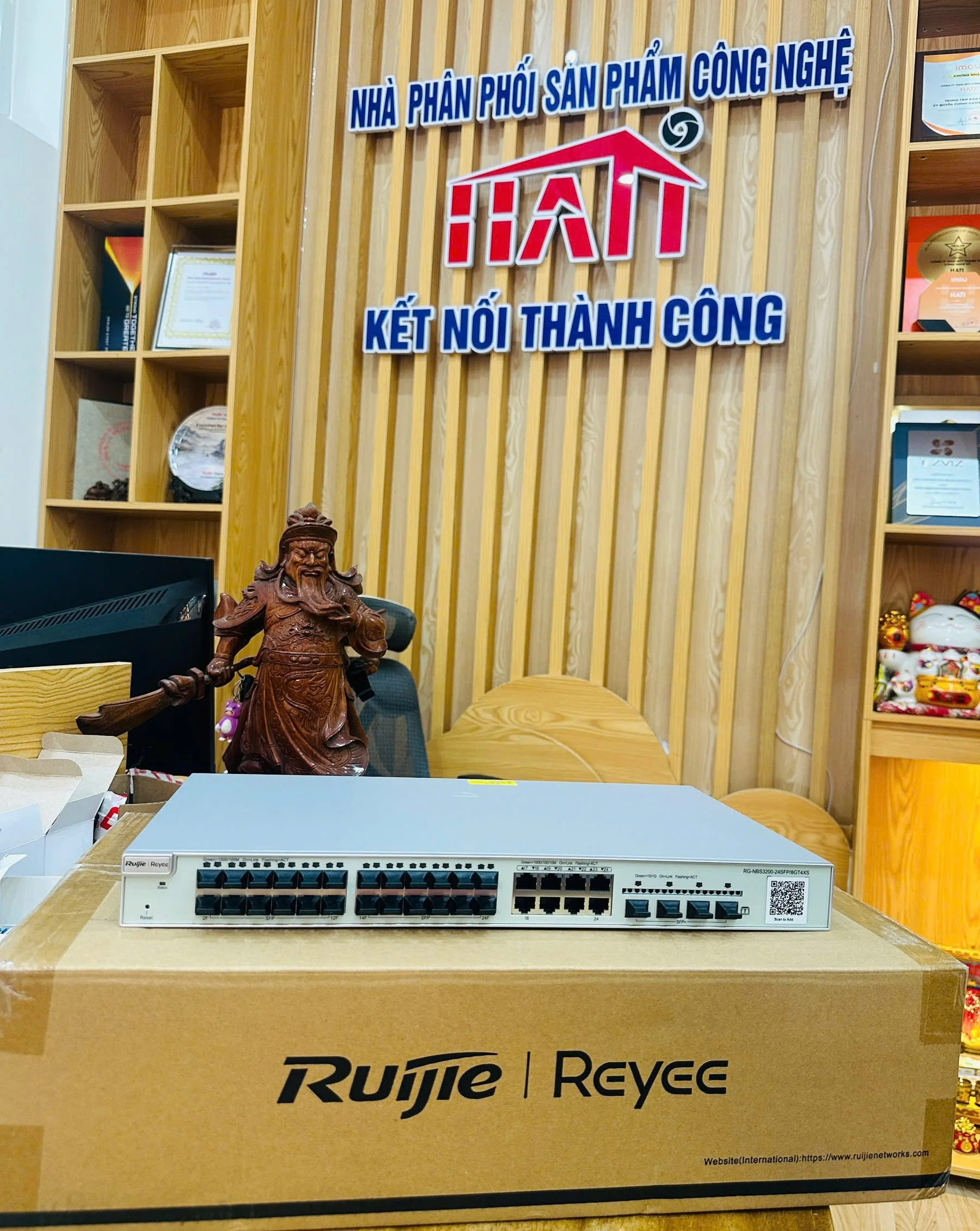 Thiết bị chuyển mạch Ruijie Reyee RG-NBS3200-24SFP/8GT4XS chính hãng Hati Solutions